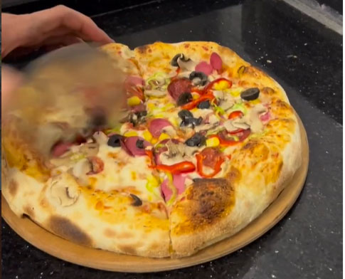 Pizzayı Dilimlerken